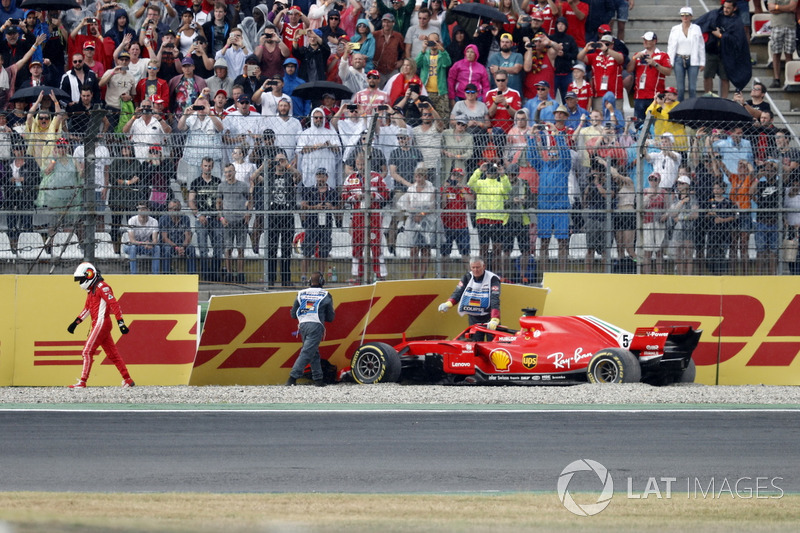f1-german-gp-2018-sebastian-vettel-ferrari-sf71h-crashed-out-of-the-lead[1] - autospeednews.com - German GP: Hamilton wins from 14th as Vettel crashes out