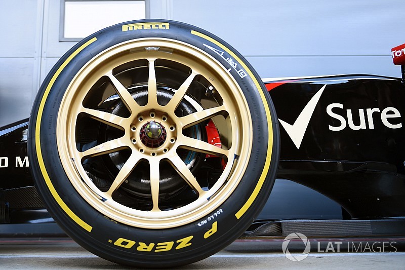 f1-silverstone-july-testing-2014-lotus-e22-on-18-inch-pirelli-tyres-8655879[1] - autospeednews.com - F1 to ban tyre blankets, use 18″ wheels in 2021