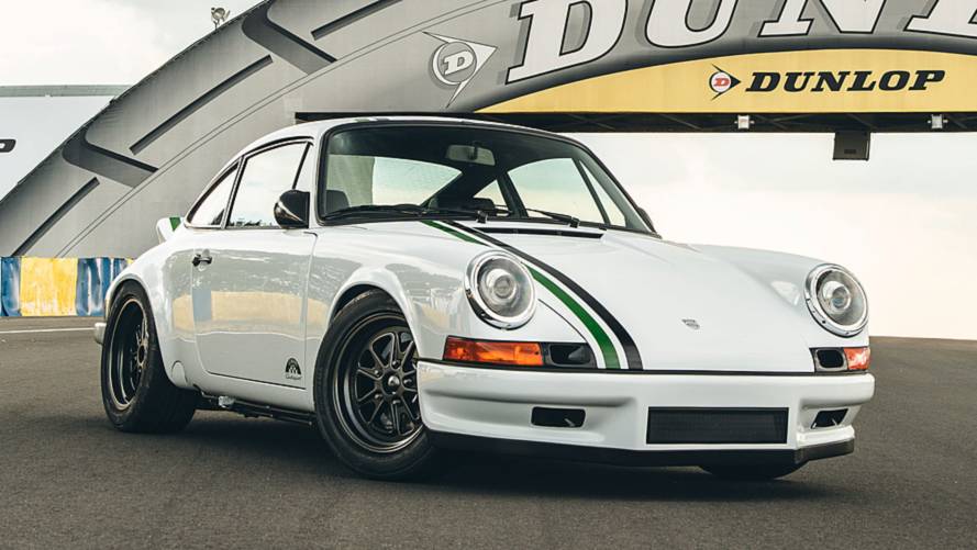 paul-stephens-le-mans-classic-clubsport-grid-handover[1] - autospeednews.com - Le Mans-Inspired 911 Clubsport Gets Special Delivery