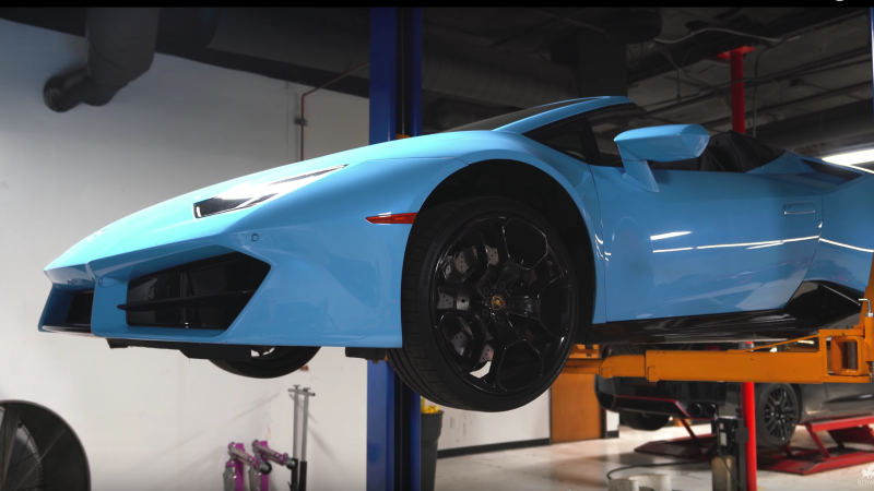 btqwxksryyhpetmxm30e[1] - autospeednews.com - Changing the Oil on a Lamborghini Huracan Is Incredibly Tedious
