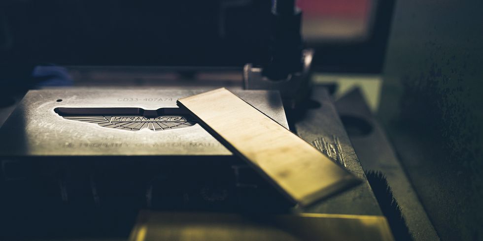 roa080118dpt-boot-lostart-01-1533615543[1] - autospeednews.com - Inside the 199-Year-Old Company Making Aston Martin Badges by Hand